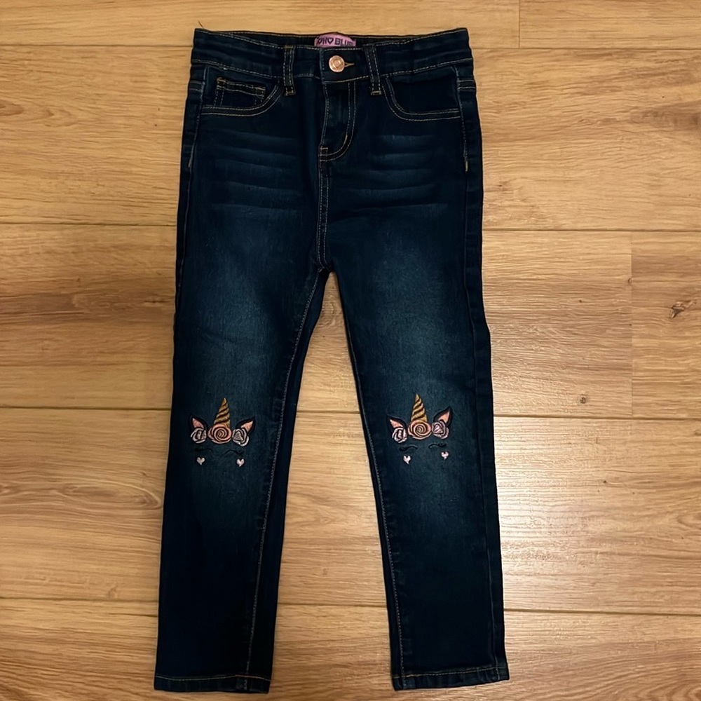 Soho Blue indigo girls jeans w/floral hearts unicorn design. Like new.